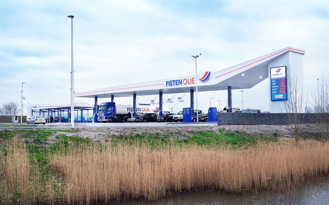 Fieten Olie-tankwagens onder de luifel van een tankstation
