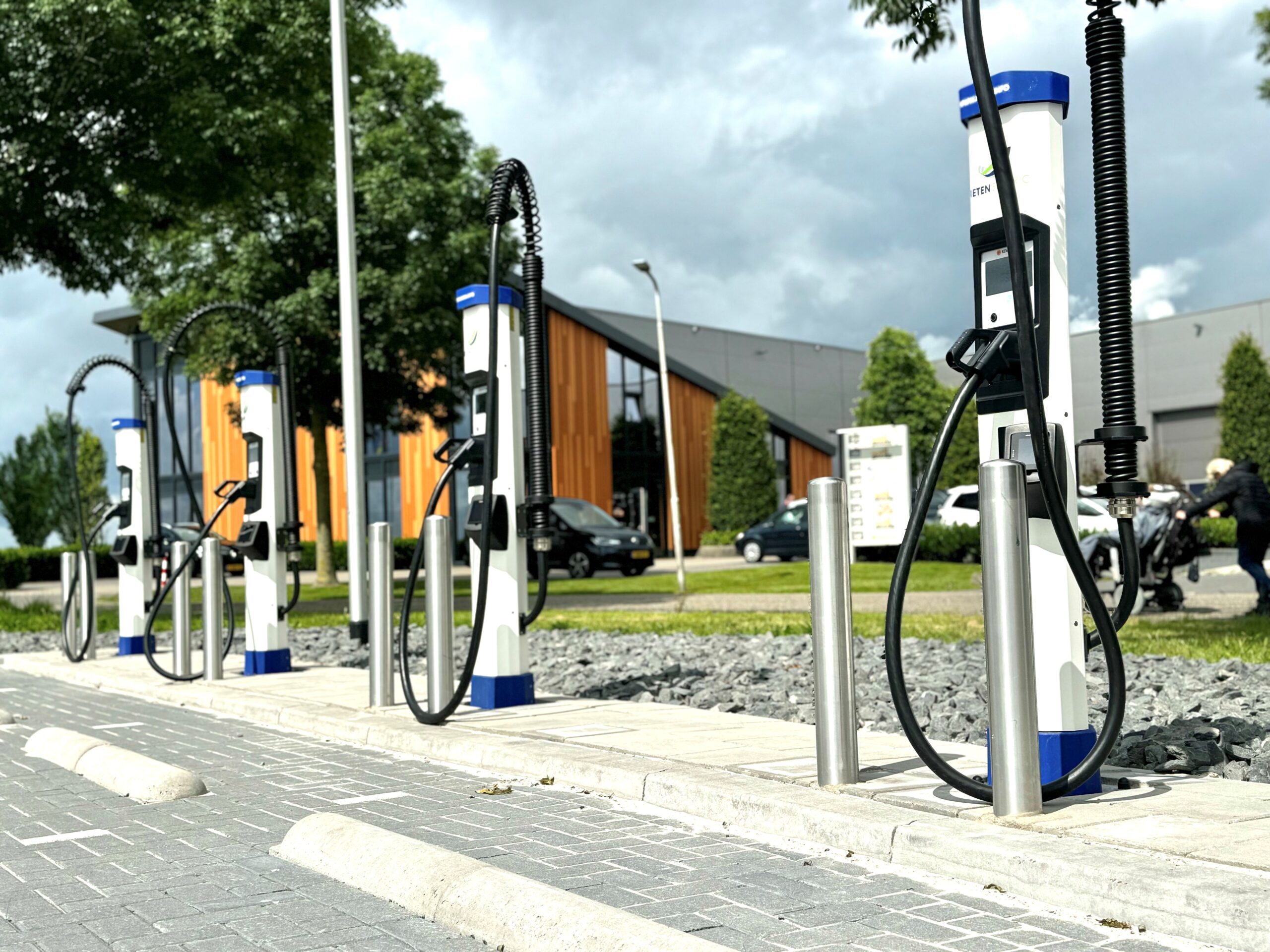 Elektrische auto aan de laadpaal onder een overkapping
