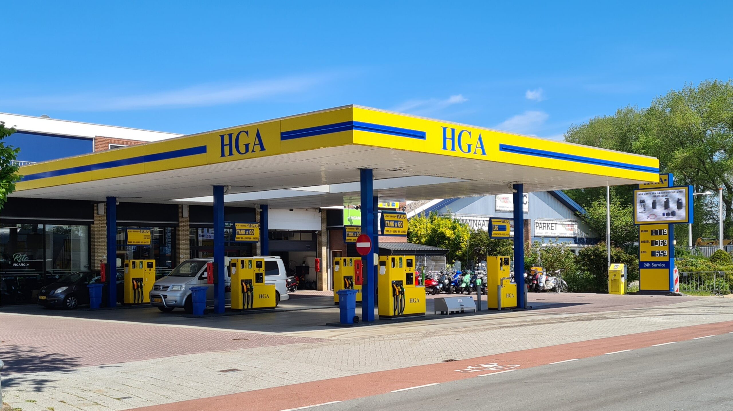 Verlicht Fieten Olie-tankstation in de schemering
