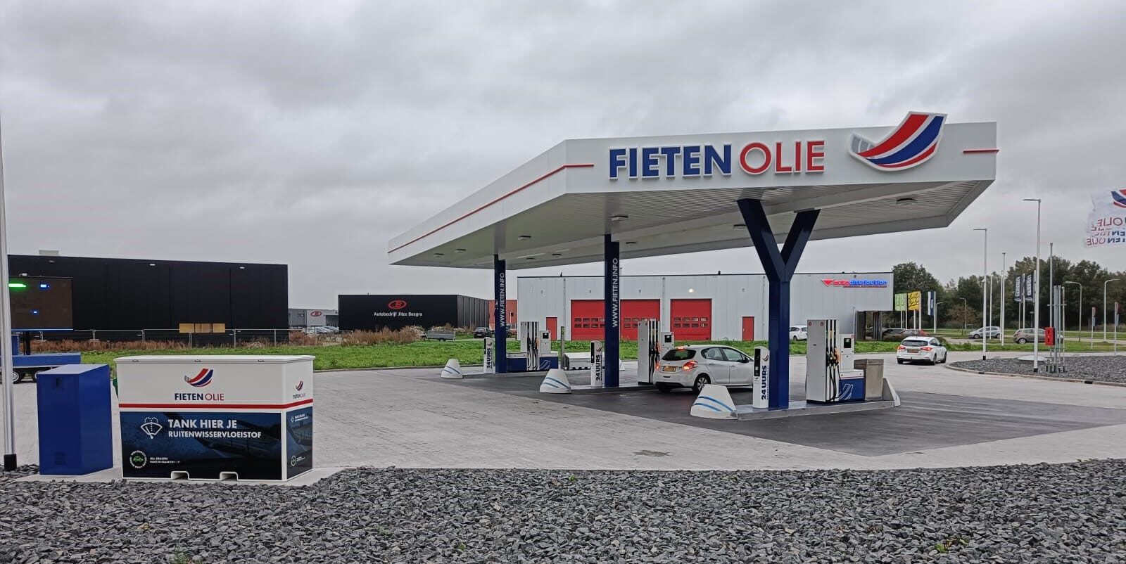Laadplein: auto aan de snellader onder een overkapping