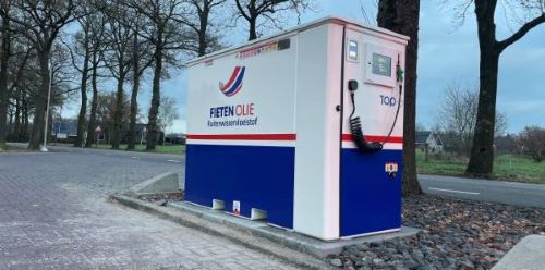 Automobilist tankt ruitenwisservloeistof bij via TULIP-tank bij Fieten Olie tankstation
